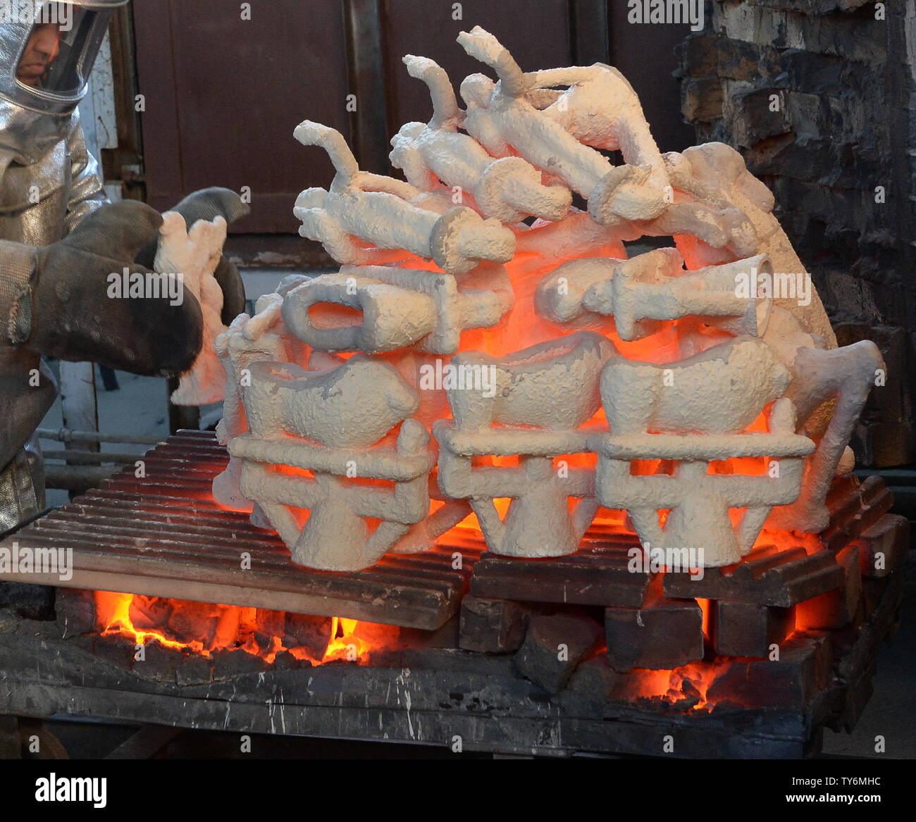 I lavoratori di fire adatta a rimuovere gli stampi riscaldati da un forno di colata durante la colata del premio di cooperativa di attori di schermo statuette presso la American Fine Arts Fonderia di Burbank, in California, il 17 gennaio 2017. I vincitori saranno annunciati durante una trasmissione in simulcast live su TNT e TBS a Los Angeles il 29 gennaio 2017. Foto di Jim Ruymen/UPI Foto Stock