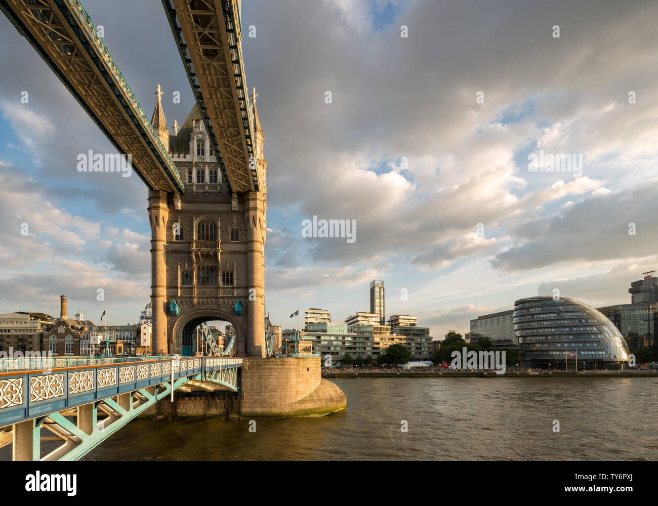 Il Tower Bridge, City Hall, Londra Foto Stock