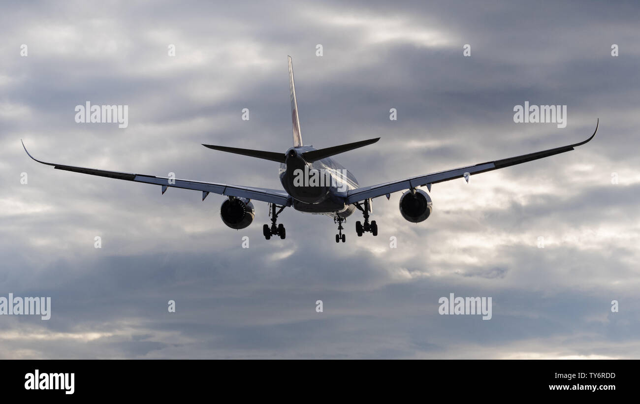 Richmond, British Columbia, Canada. Il 23 giugno, 2019. Una China Airlines Airbus A350-900 jetliner sul breve avvicinamento finale per l'atterraggio. Credito: Bayne Stanley/ZUMA filo/Alamy Live News Foto Stock
