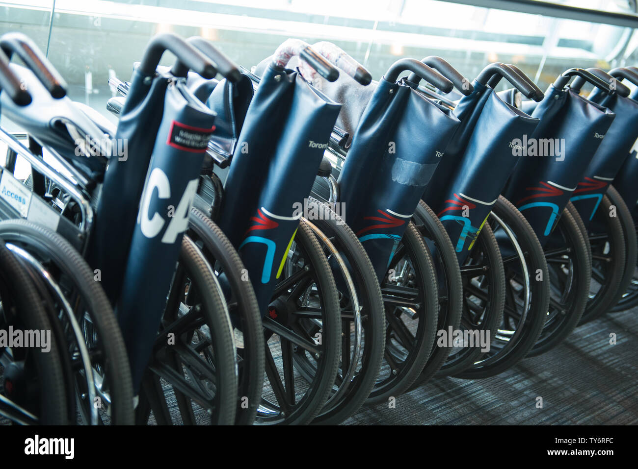 Toronto, Ontario / Canada - Febbraio 2018: sedie a rotelle presso l'Aeroporto Pearson Lobby per fornire accessibilità ai disabili Foto Stock