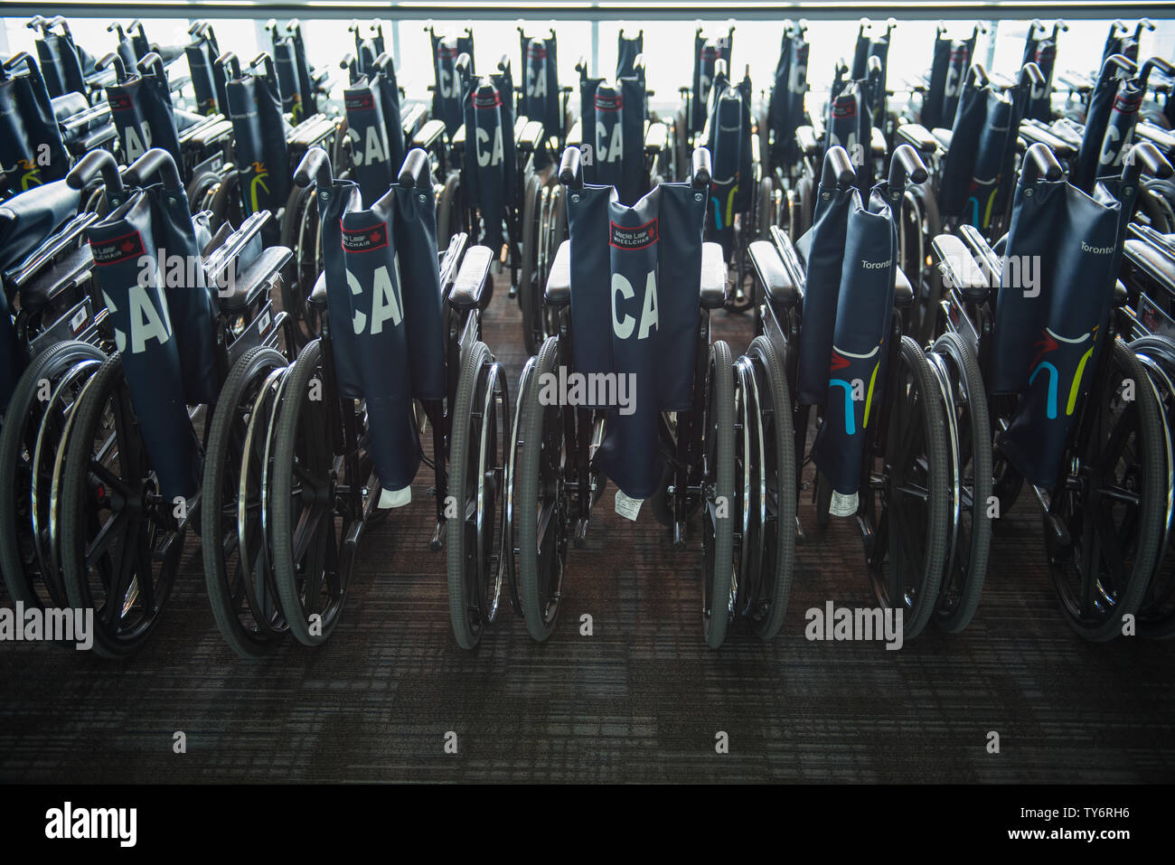 Toronto, Ontario / Canada - Febbraio 2018: un gruppo di sedie a rotelle presso l'Aeroporto Pearson Lobby per fornire accessibilità ai disabili Foto Stock