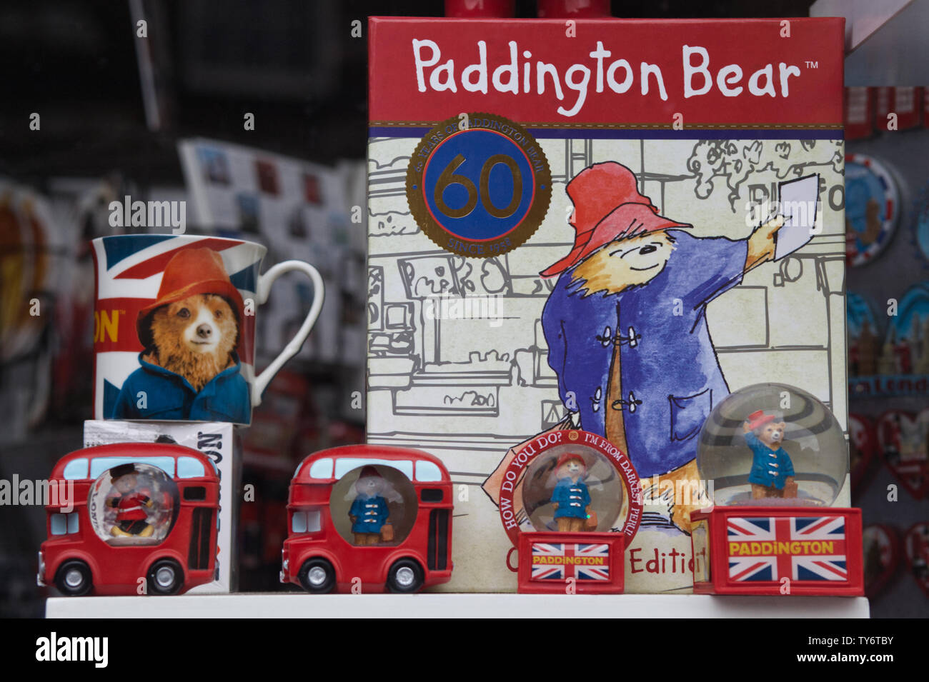 60 anni di paddington bear shop window display Foto Stock