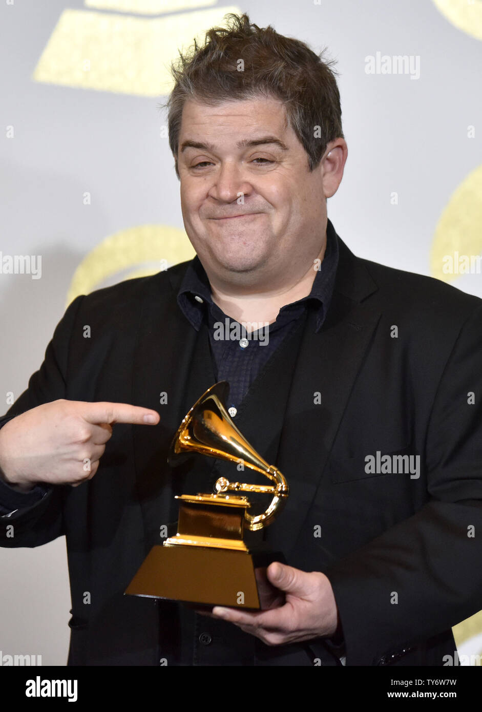 Patton Oswalt appare dietro le quinte con il suo premio per il miglior album di commedia per 'Parlando per battimani' durante la 59th Annual Grammy Awards tenutosi presso Staples Center a Los Angeles il 12 febbraio 2017. Foto di Christine masticare/UPI Foto Stock