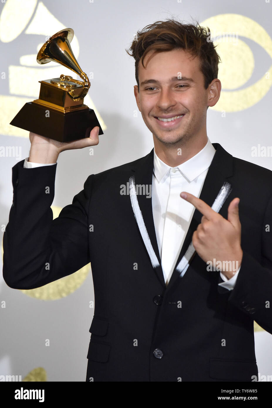 Flume appare dietro le quinte con il suo premio per il miglior Dance/Album elettronica per 'Skin' durante la 59th Annual Grammy Awards tenutosi presso Staples Center a Los Angeles il 12 febbraio 2017. Foto di Christine masticare/UPI Foto Stock