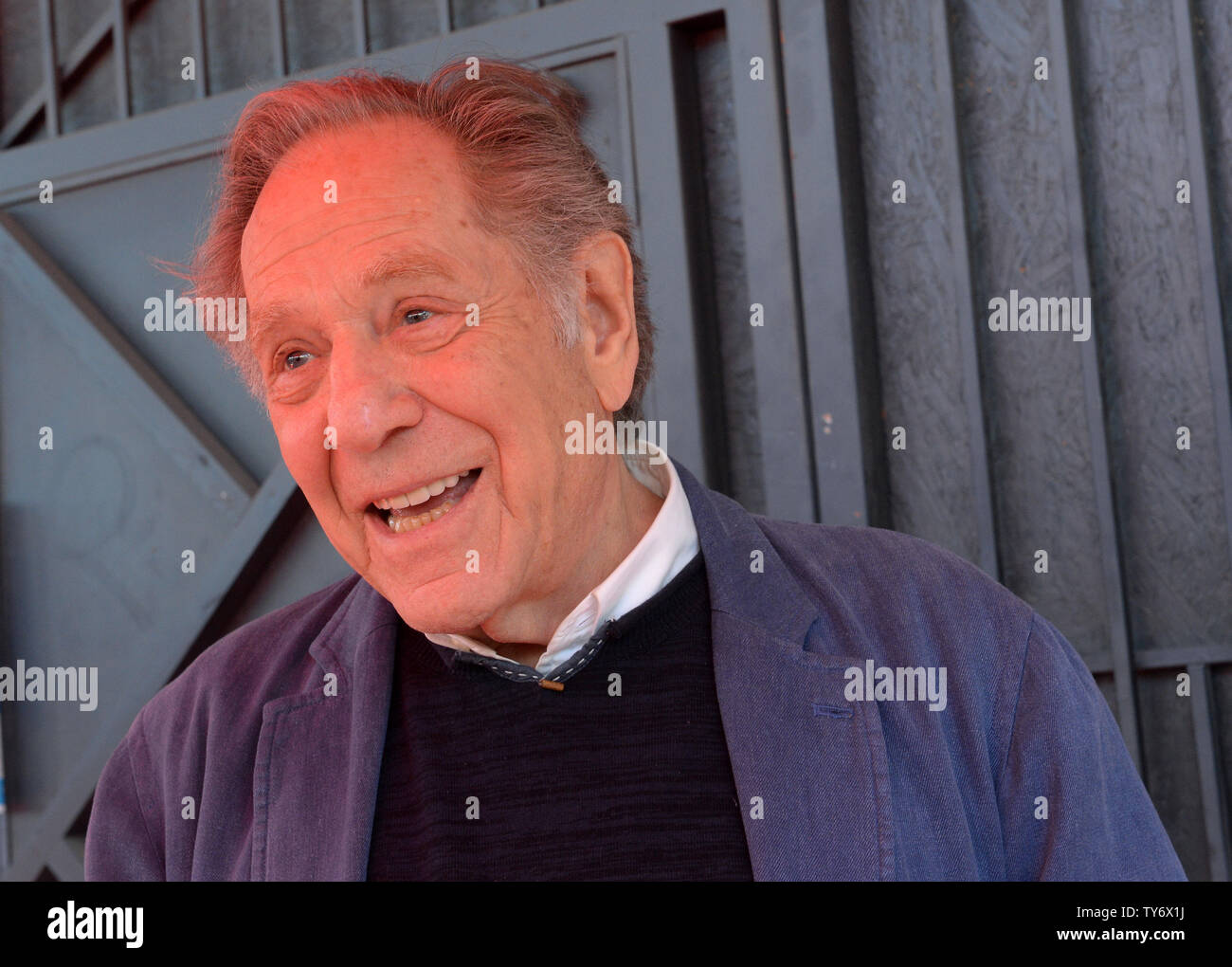 Attore George Segal viene intervistato dopo una cerimonia in onore di lui con la 2,062nd stella sulla Hollywood Walk of Fame a Los Angeles il 14 febbraio 2017. Foto di Jim Ruymen/UPI Foto Stock