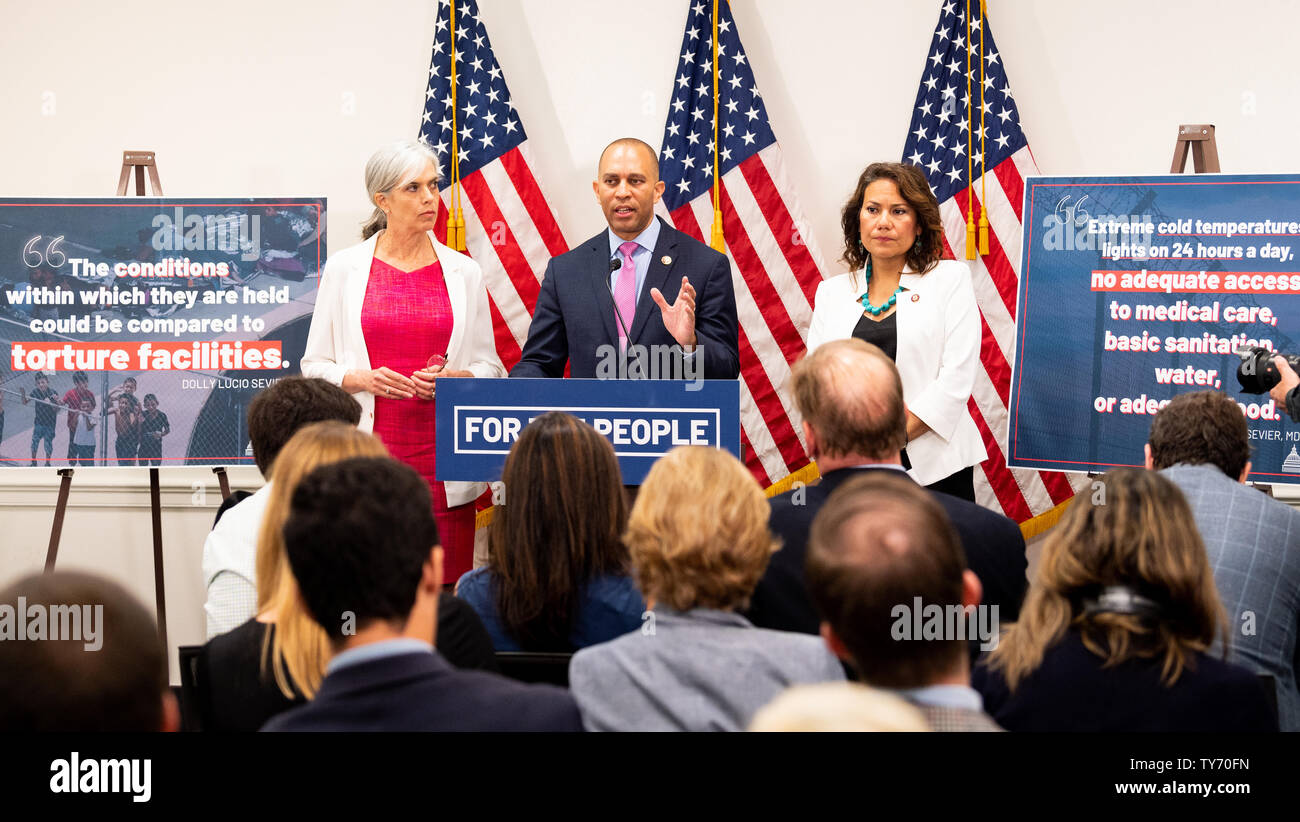 Stati Uniti Rappresentanti Katherine Clark (D-MA), Hakeem Jeffries (D-NY) e Veronica Escobar (D-TX) intervenendo a una conferenza stampa della Casa Caucus democratico al Campidoglio. Foto Stock