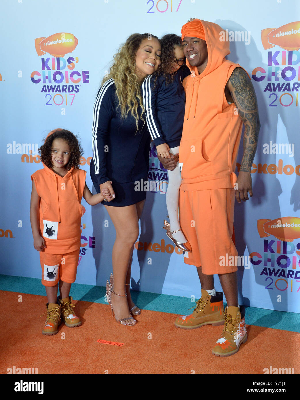 TV personality Nick Cannon e cantante Mariah Carey e i loro figli gemelli marocchino (L) e Monroe frequentare Nickelodeon's Kids Choice Awards in corrispondenza della USC Galen Center di Los Angeles il 11 marzo 2017. Foto di Jim Ruymen/UPI Foto Stock