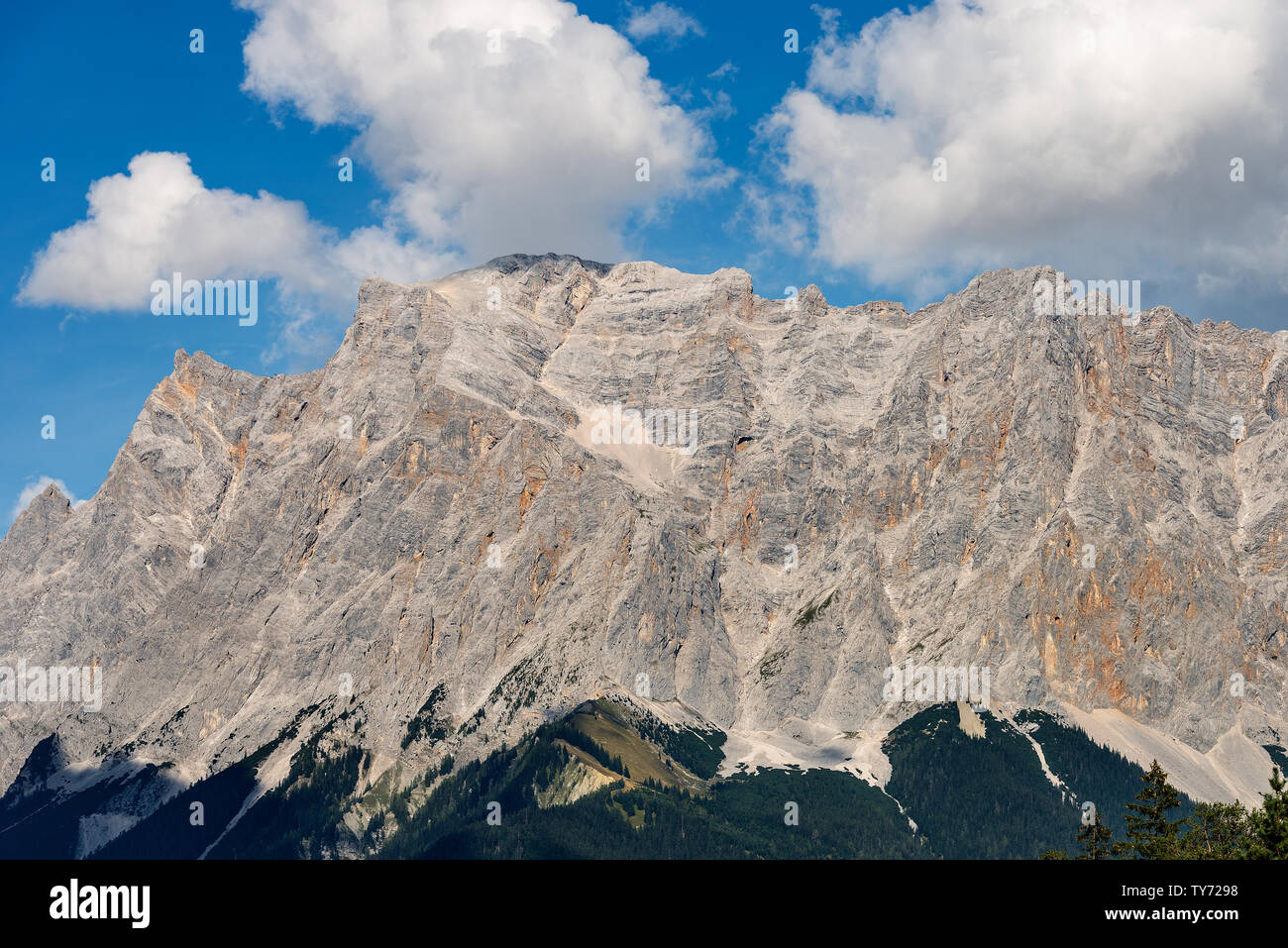 Zugspitze (2962 m) Alpi europee, la vetta più alta delle montagne del Wetterstein. Confine tra Austria e Germania, Europa Foto Stock