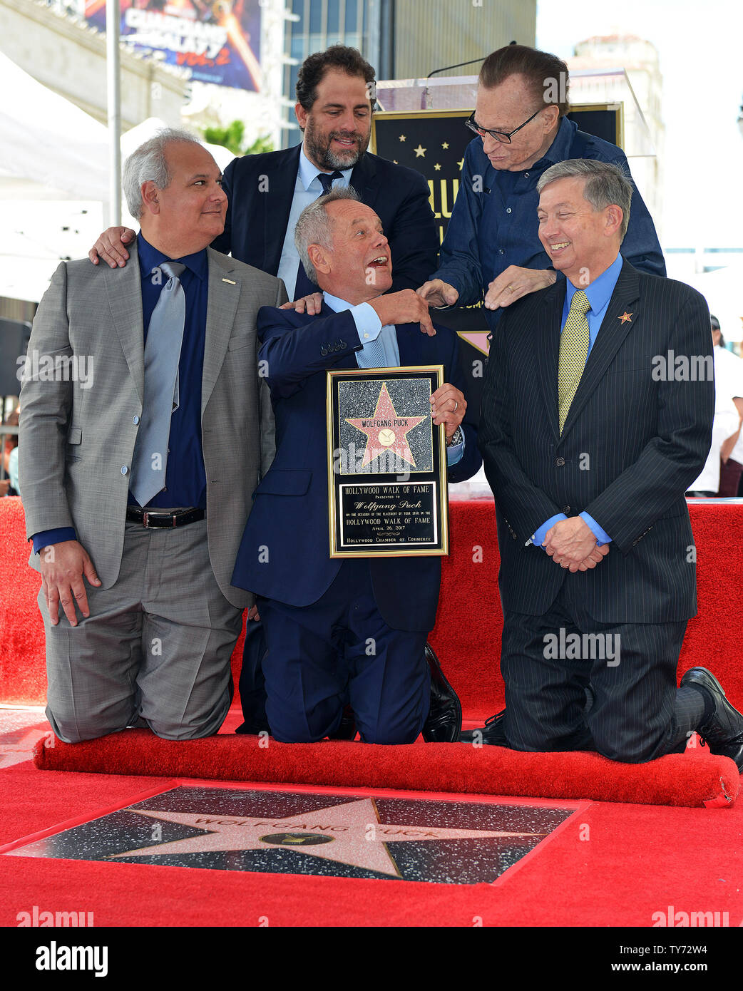 Lo Chef Wolfgang Puck (centro, tenendo la placca) riceve le congratulazioni di (L-R) Jeff Zarrinnam, direttore Brett Ratner, Larry King di Hollywood e di presidente della Camera di commercio / CEO Leron Gubler durante la stella cerimonia di inaugurazione in onore di Puck con la 2,608th della stella sulla Hollywood Walk of Fame a Los Angeles , California il 26 aprile 2017. Foto di Christine masticare/UPI Foto Stock