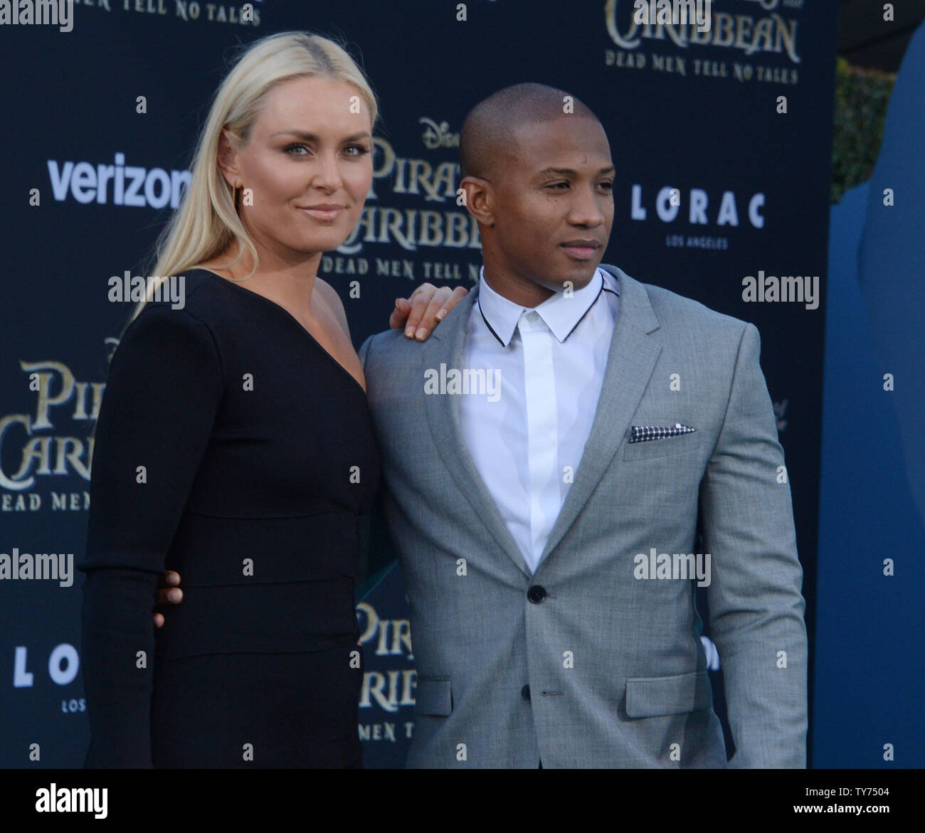 Professional sciatore Lindsey Vonn (L) e Kenan Smith assistere alla prima della premiere di Motion Picture fantasy "Pirati dei Caraibi: Dead Men Tell No Tales" presso il Teatro Dolby nella sezione di Hollywood di Los Angeles il 18 maggio 2017. Trama: capitano Jack Sparrow cerca il leggendario tridente di Poseidone, un potente artefatto che conferisce al suo possessore il totale controllo dei mari. Foto di Jim Ruymen/UPI Foto Stock