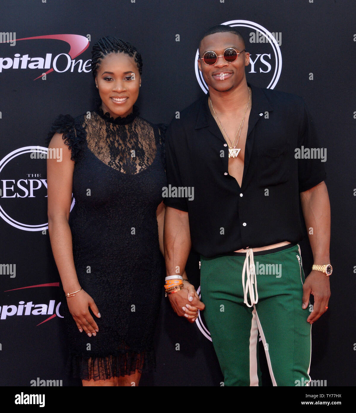 Giocatori NBA Russell Westbrook (R) e Nina Earl frequentare il venticinquesimo ESPYS presso il Microsoft Theatre di Los Angeles il 12 luglio 2017. Foto di Jim Ruymen/UPI Foto Stock