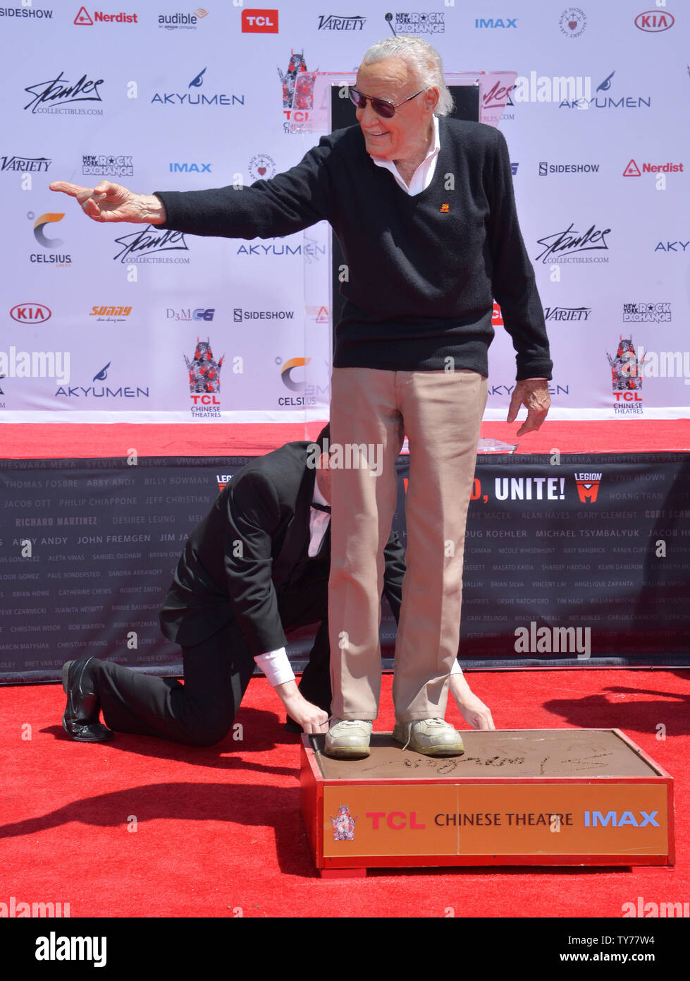 Marvel autore di fumetti Stan Lee partecipa in una mano e il footprint cerimonia immortalando lui nel piazzale di TCL teatro cinese (in precedenza Grauman's) nella sezione di Hollywood di Los Angeles il 18 luglio 2017. Foto di Jim Ruymen/UPI Foto Stock