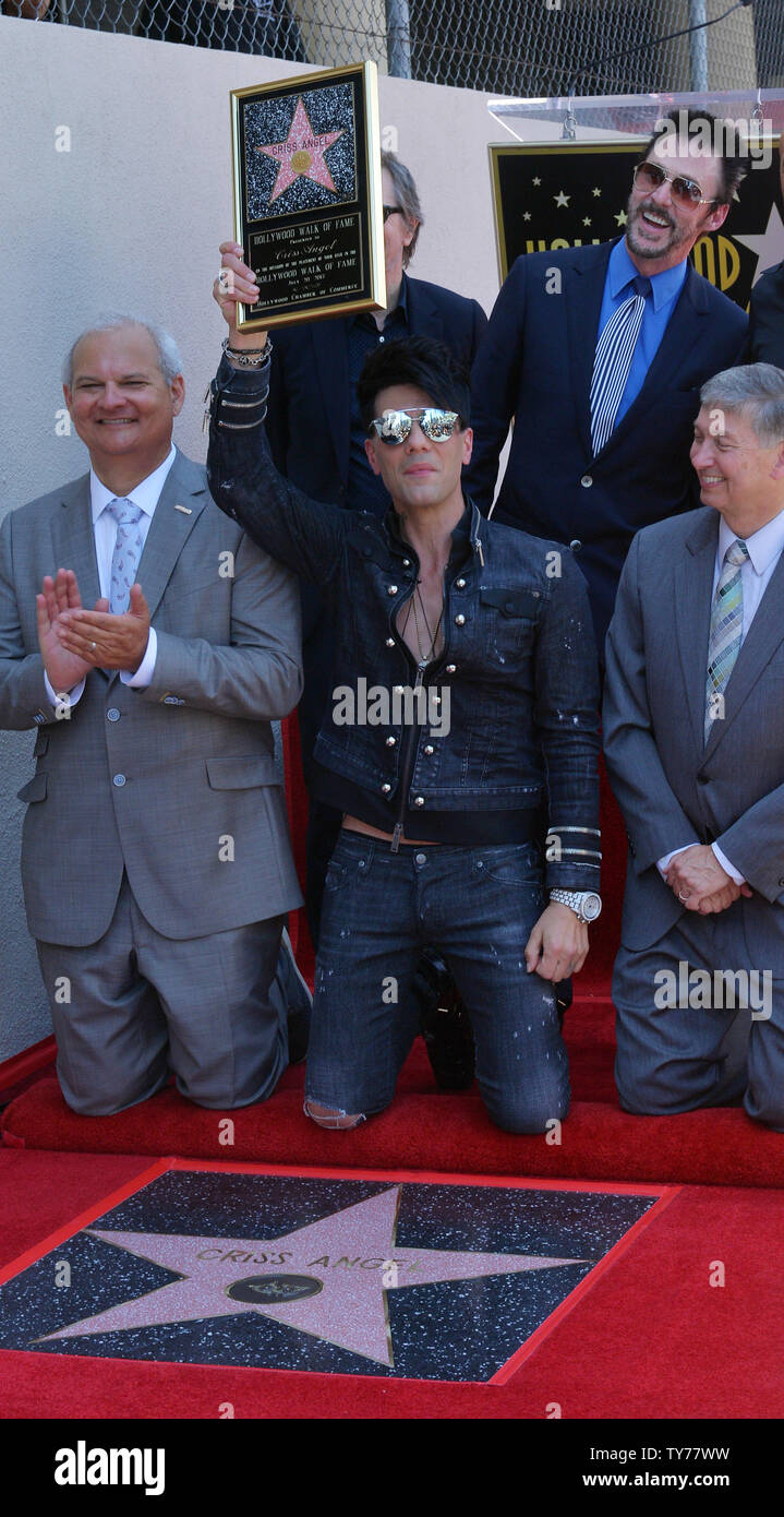 Musicista americano e l'illusionista Criss Angel detiene una placca di replica durante una cerimonia di inaugurazione in onore di lui con la 2,615th della stella sulla Hollywood Walk of Fame a Los Angeles il 20 luglio 2017. Foto di Jim Ruymen/UPI Foto Stock