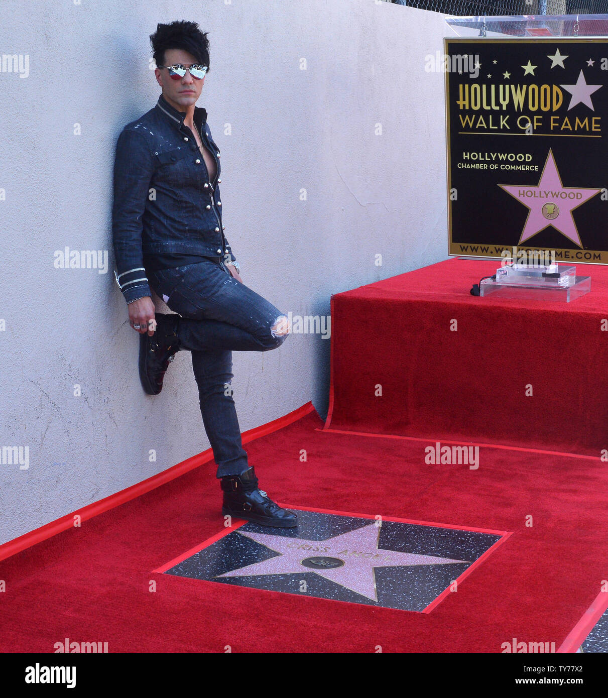Musicista americano e l'illusionista Criss Angel colpisce una posa vicino alla sua stella durante una cerimonia di inaugurazione in onore di lui con la 2,615th della stella sulla Hollywood Walk of Fame a Los Angeles il 20 luglio 2017. Foto di Jim Ruymen/UPI Foto Stock