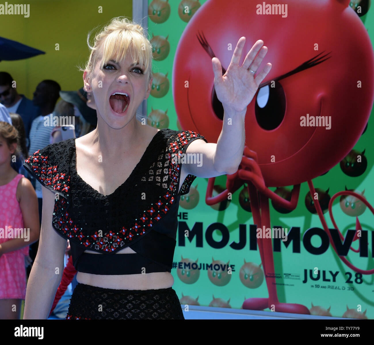 Membro del cast Anna Faris , la voce del jailbreak in movimento animato immagine commedia "Il filmato Emoji' assiste la premiere del film al Regency Village Theater di Westwood sezione di Los Angeles il 23 luglio 2017. Storyline Gene, un multi-expressional gli Emoji, si mette in cammino per diventare un normale gli Emoji. Foto di Jim Ruymen/UPI Foto Stock