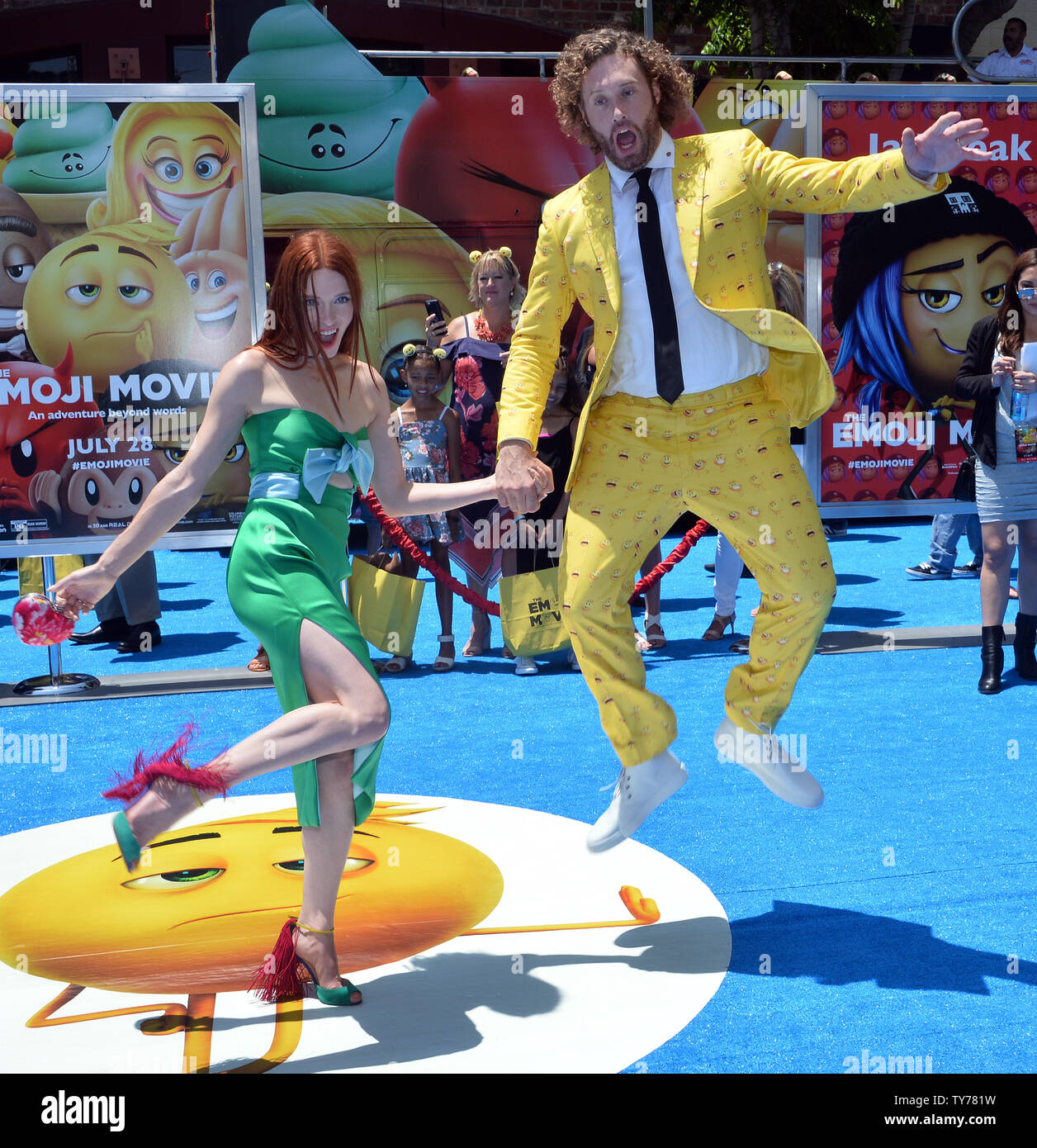 Membro del cast di T.J. Miller, la voce del gene nel movimento animato immagine commedia "Il filmato Emoji' e sua moglie, attrice Kate Gorney frequentare la premiere del film al Regency Village Theater di Westwood sezione di Los Angeles il 23 luglio 2017. Storyline Gene, un multi-expressional gli Emoji, si mette in cammino per diventare un normale gli Emoji. Foto di Jim Ruymen/UPI Foto Stock