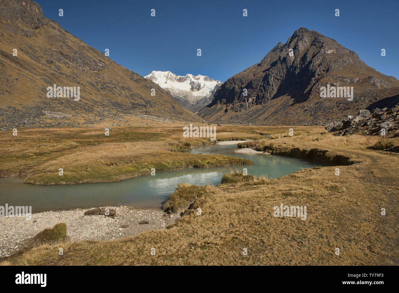 Il bellissimo fiume Waraco sulla Cordillera Real traversa, Bolivia Foto Stock