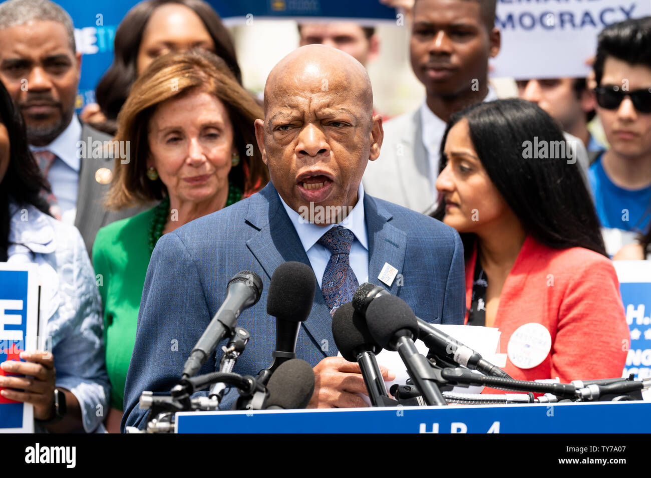 Stati Uniti Rappresentante John Lewis (D-GA) parlando in un rally a U.S. Capitol per H.R.4, "diritti di voto di avanzamento atto di 2019'. Foto Stock