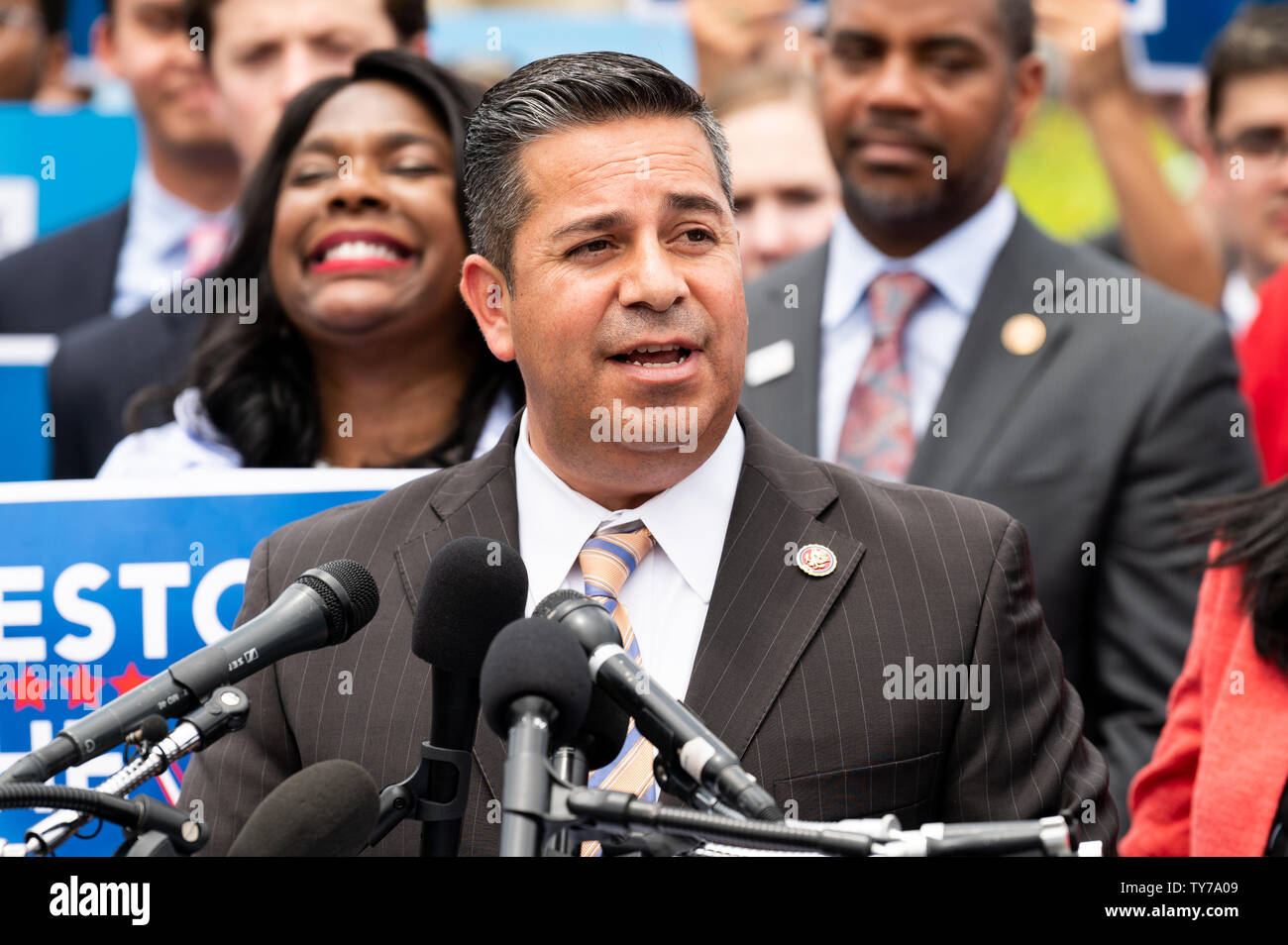 Stati Uniti Rappresentante Ben Luján (D-NM) parlando in un rally a U.S. Capitol per H.R.4, "diritti di voto di avanzamento atto di 2019'. Foto Stock