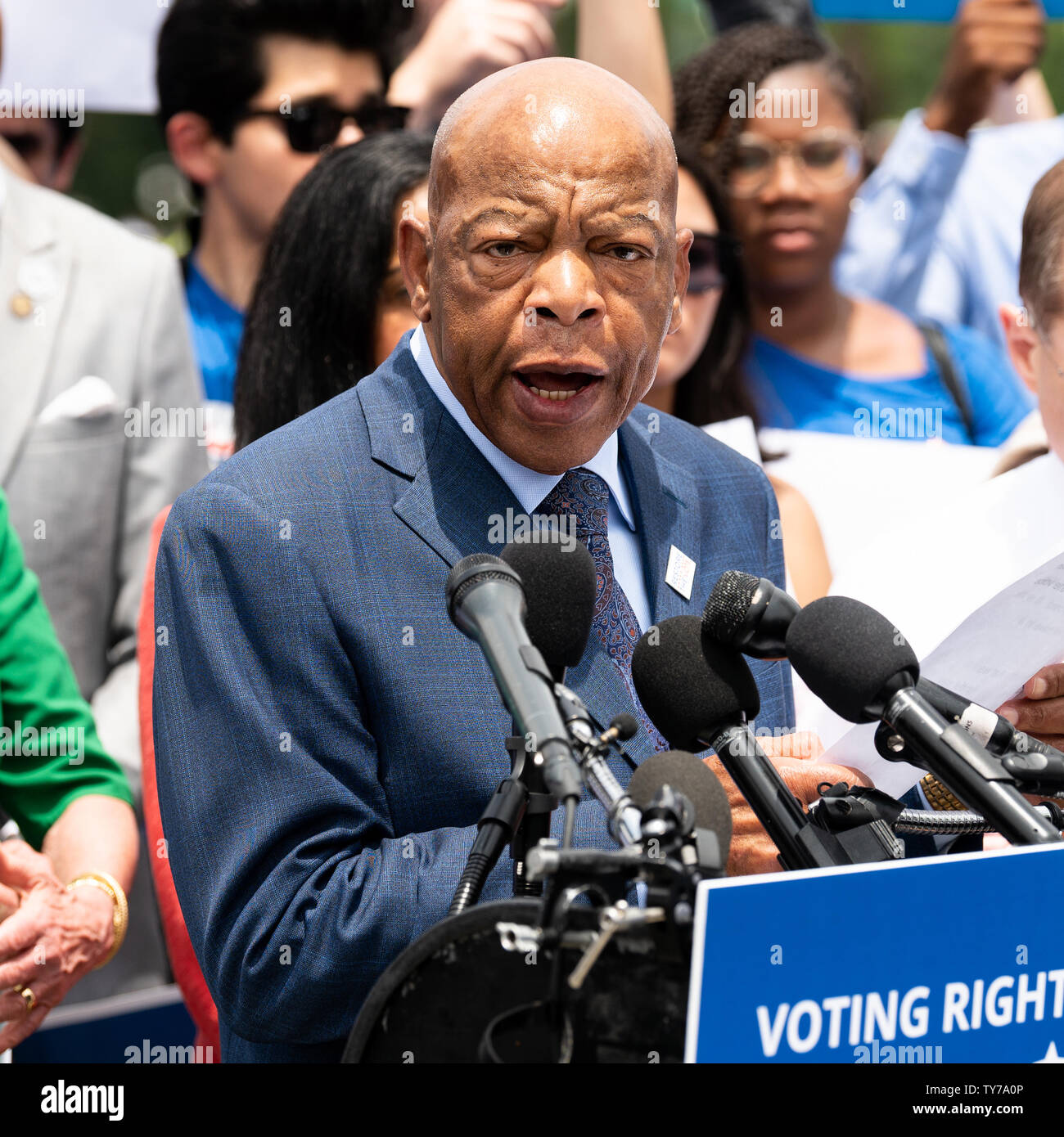 Stati Uniti Rappresentante John Lewis (D-GA) parlando in un rally a U.S. Capitol per H.R.4, "diritti di voto di avanzamento atto di 2019'. Foto Stock