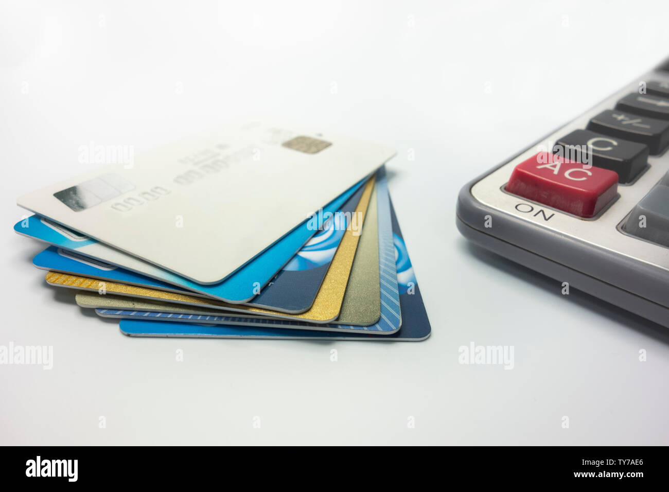 Più carte bancarie e calcolatrici. Foto Stock