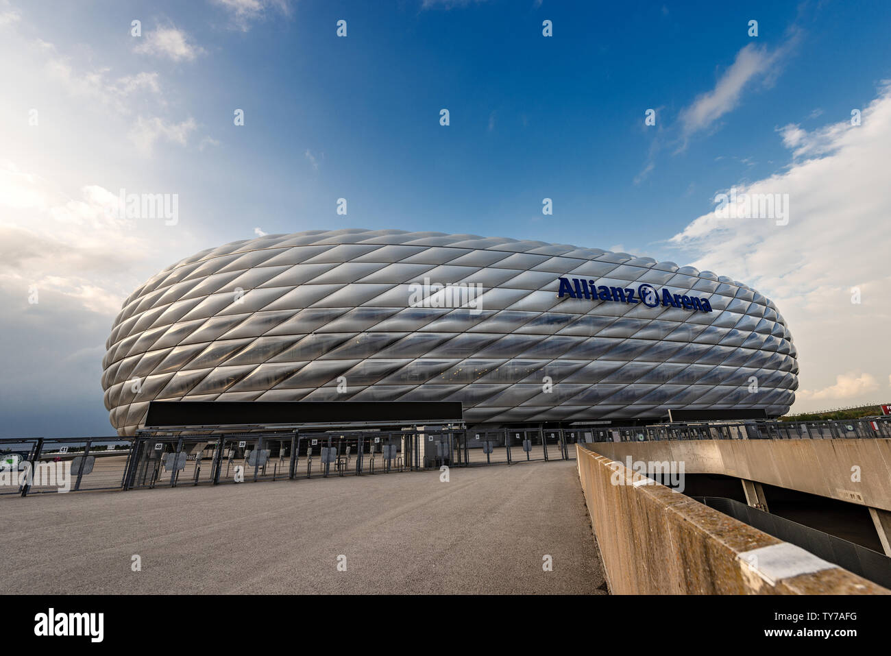 Allianz Arena (Fussball Arena Munchen, Schlauchboot), la casa è lo stadio di calcio FC Bayern Monaco di Baviera. Esterno del gonfiato ETFE i pannelli in plastica. Foto Stock