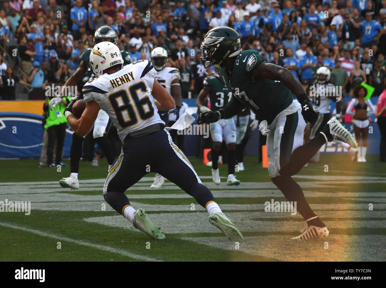 Los Angeles Chargers' estremità strette Hunter Henry cale in un cantiere di quattro reception con entrambi i piedi inbounds per touchdown contro il Philadelphia Eagles nel quarto trimestre azione al centro StubHub a Carson, la California il 1 ottobre 2017. Foto di Jon SooHoo/UPI Foto Stock