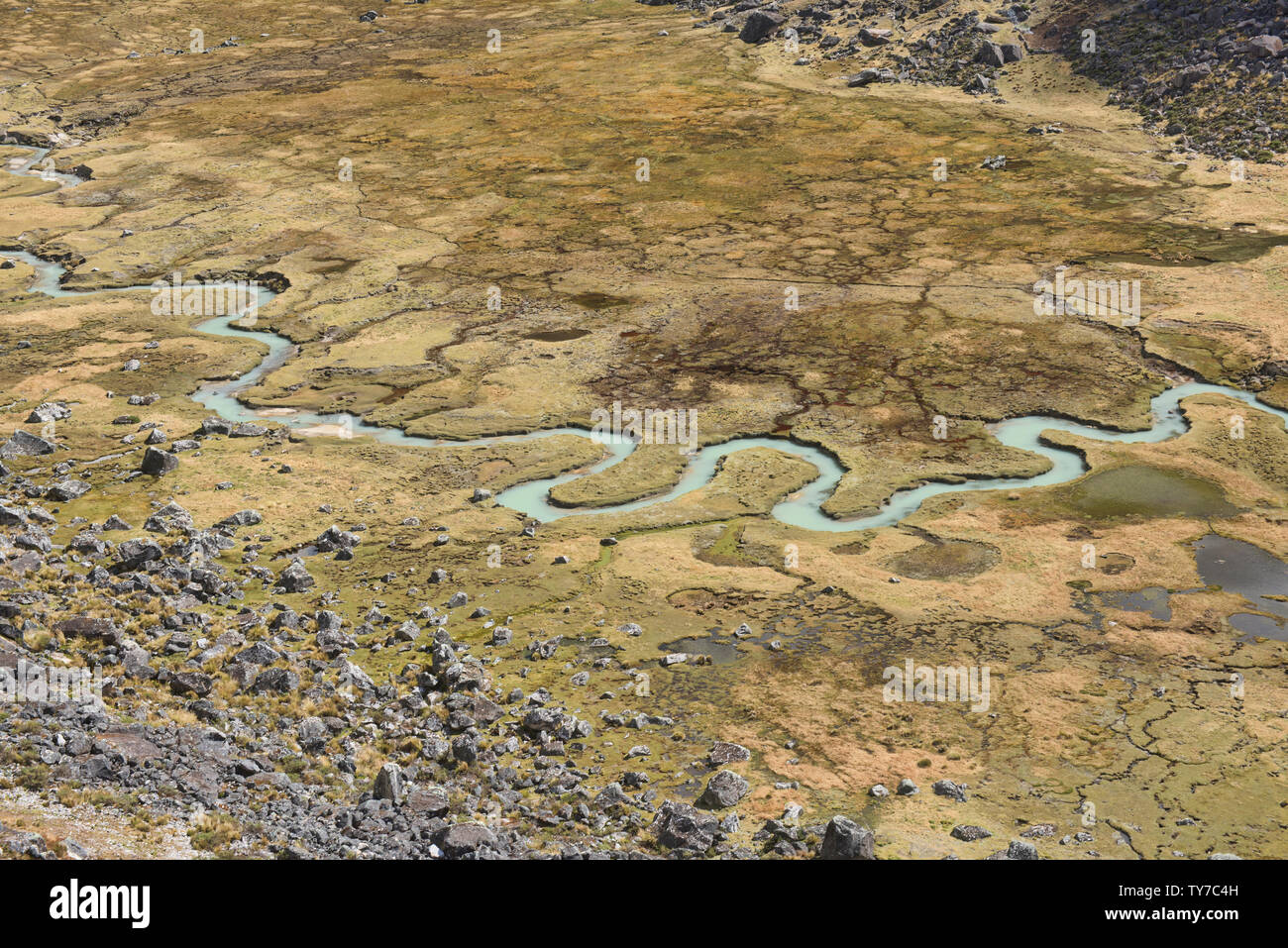 La bellissima serpeggiante Fiume Waraco sulla Cordillera Real traversa, Bolivia Foto Stock