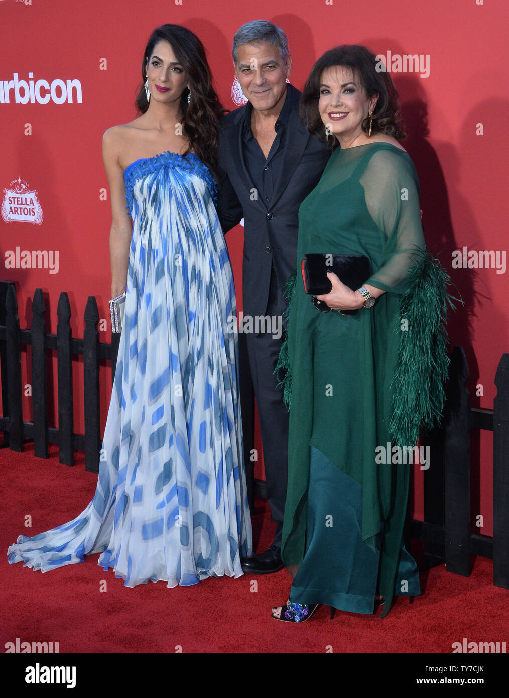 Produttore esecutivo/writer/Direttore George Clooney, sua moglie, diritti umani attorney Amal Clooney e la sua madre Baria Alamuddin (R) partecipare alla premiere di Motion Picture giallo-thriller 'Suburbicon' al Regency Village Theater di Westwood sezione di Los Angeles il 22 ottobre 2017. Storyline Suburbicon è una tranquilla e idilliaca comunità suburbane con case a prezzi accessibili e curatissimi lawnsÉthe luogo perfetto per far crescere una famiglia e in estate di 1959, il Lodge è la famiglia che fa proprio questo. Ma la tranquilla superficie nasconde una realtà inquietante, come marito e padre Gardner Lodge (.Matt Damon) Foto Stock