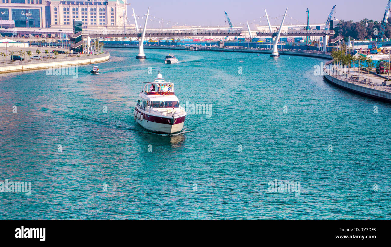 Giro in barca da Dubai canale d'acqua famosa attrazione turistica ponte di tolleranza posto migliore per trascorrere le vacanze Foto Stock