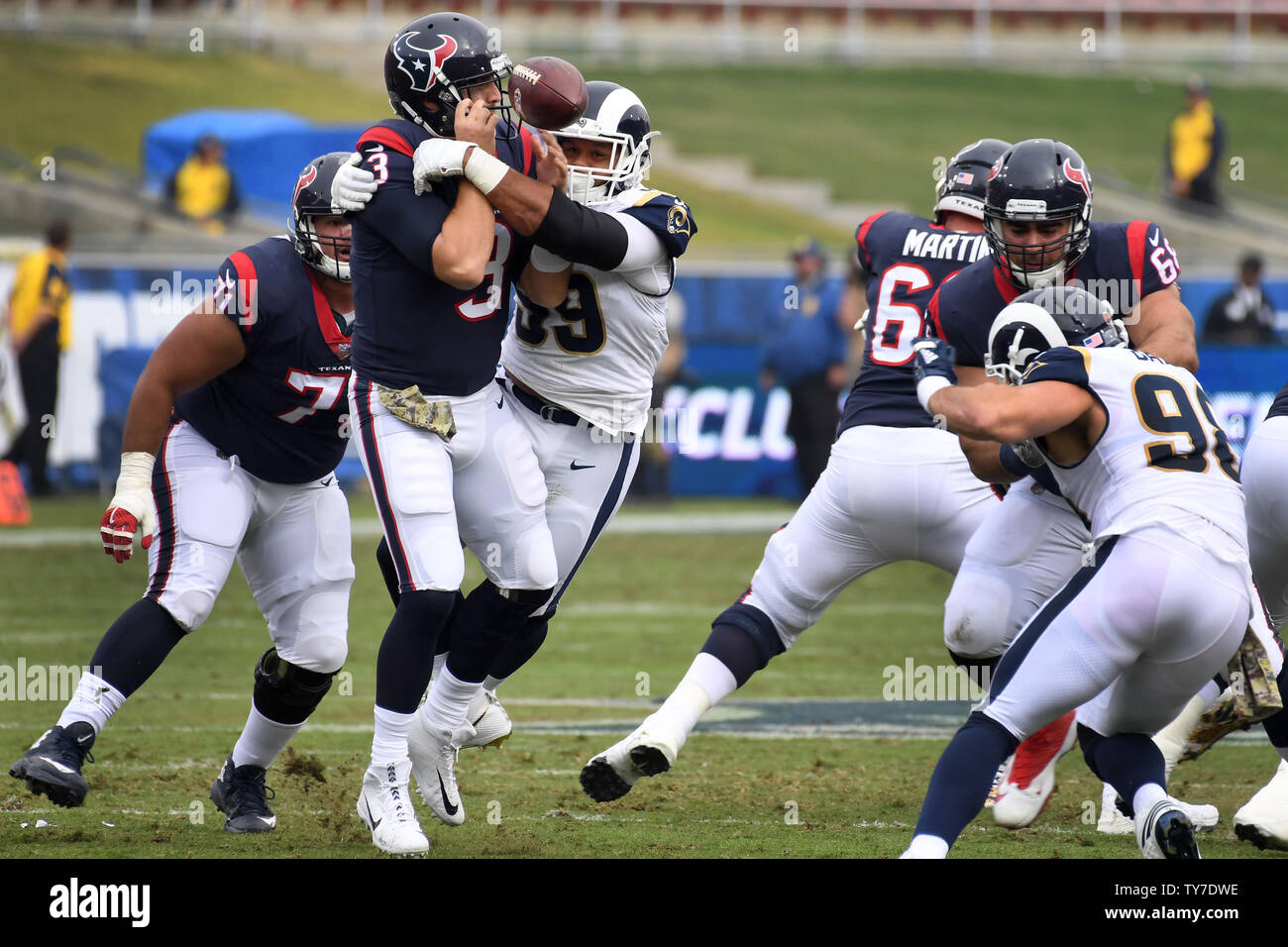 Arieti di Aronne Donald (99) provoca un fumble affrontando i Texans quarterback Tom Savage al LA Coliseum di Los Angeles, la California il 12 novembre 2017. Foto di Jon SooHoo/UPI Foto Stock