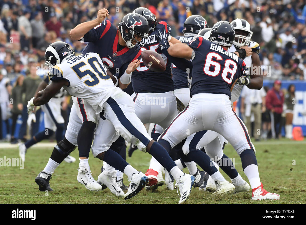Texans' quarterback Tom Savage fumbles dopo essere stato affrontato da Rams linebacker Sansone Ebukam (50) presso il La Coliseum di Los Angeles, la California il 12 novembre 2017. Foto di Jon SooHoo/UPI Foto Stock