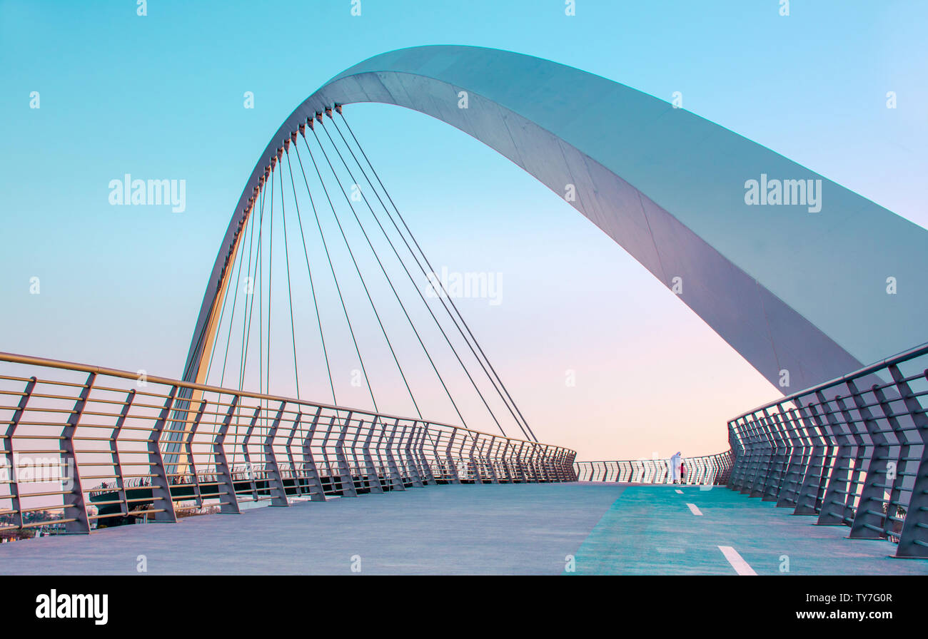 Canale d'acqua ponte di tolleranza è il miglior posto per visitare in Dubai serata colorata colpo di architettura moderna Foto Stock