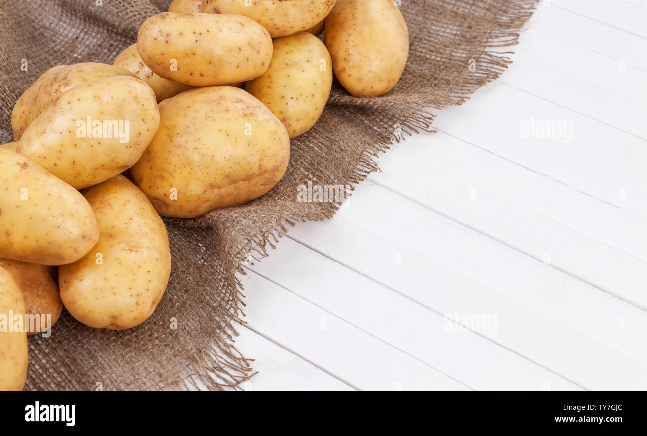 Patate grezzo isolato su bianco sullo sfondo della tabella Foto Stock