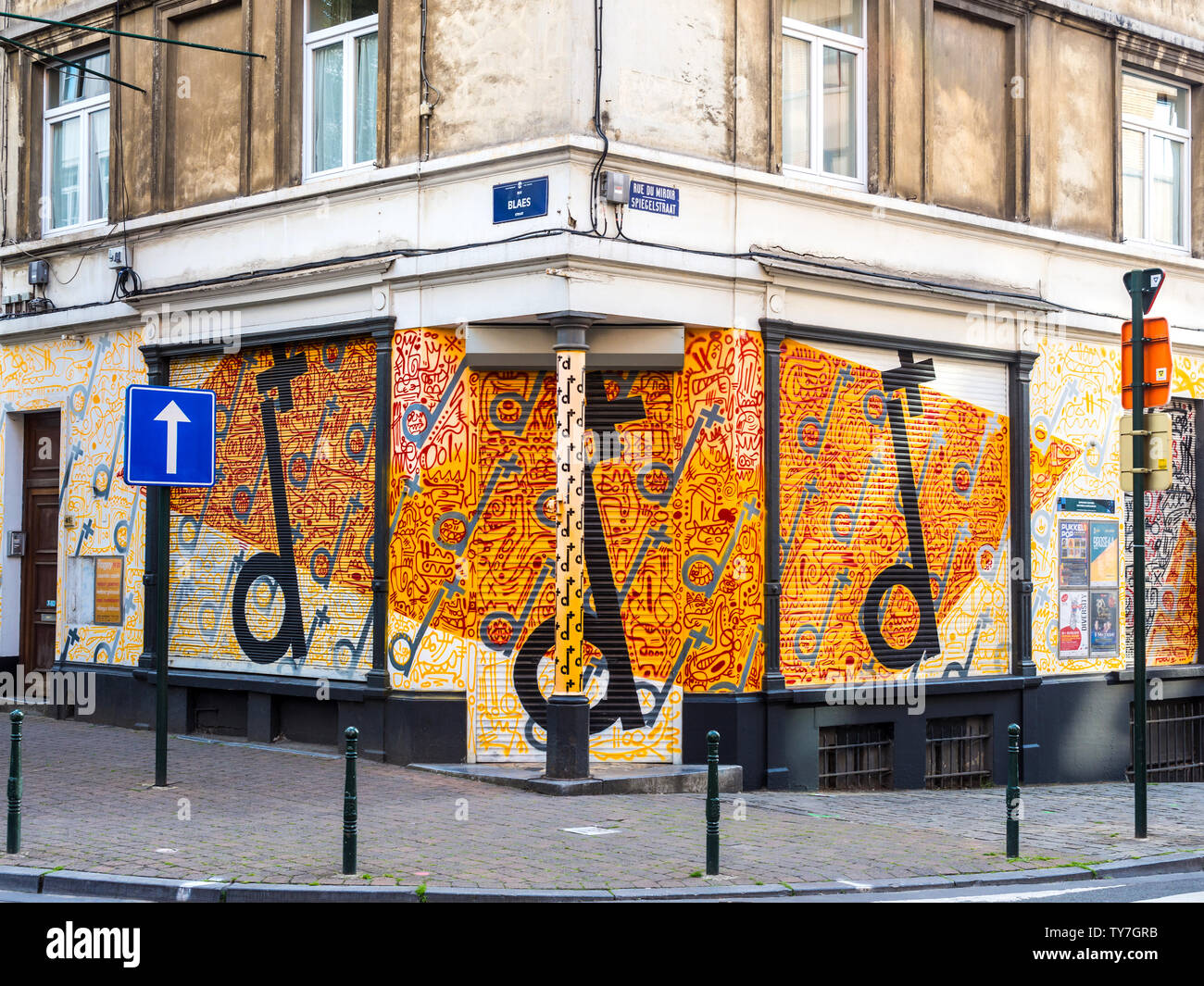 Opere d'arte astratte su serramenti di 'D+' negozio di arredamento, Bruxelles, Belgio. Foto Stock
