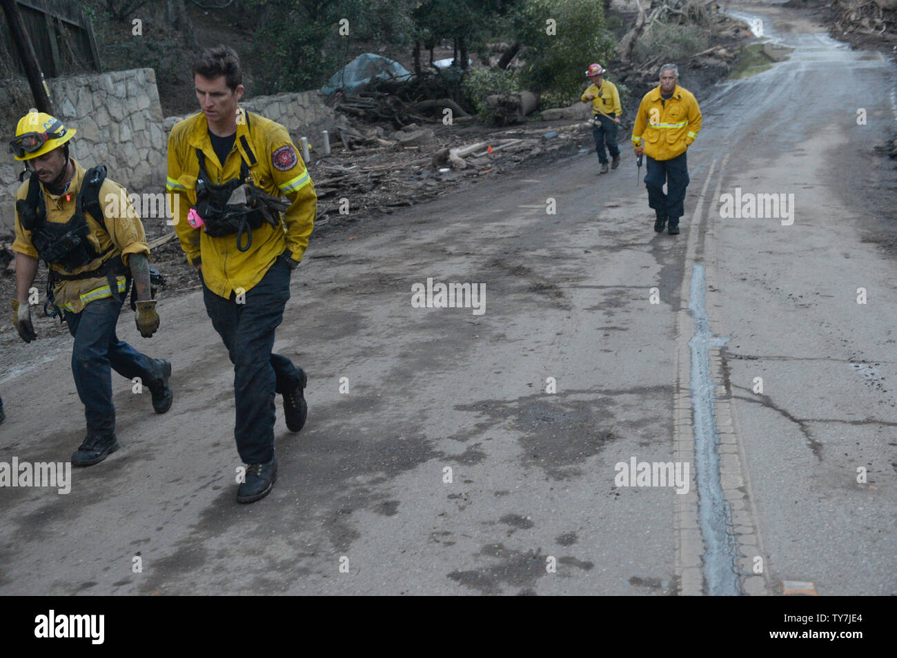 Chiamare i vigili del fuoco che una notte in un quartiere devastato su East Valley Road a seguito di martedì scorso della tempesta di pioggia in Montecito, la California il 13 gennaio 2018. Il numero dei morti potrebbe salire come gli equipaggi per continuare la ricerca attraverso circa trenta miglia quadrate di fango e detriti in Santa Barbara e Ventura contee. Rapporti di quanti restano assenti hanno variato in numeri, con Santa Barbara County Sheriff Bill Brown giovedì dicendo 5 persone restano ancora mancante, aggiungendo il pedaggio potrebbe fluttuare significativamente. Foto di Jim Ruymen/UPI Foto Stock