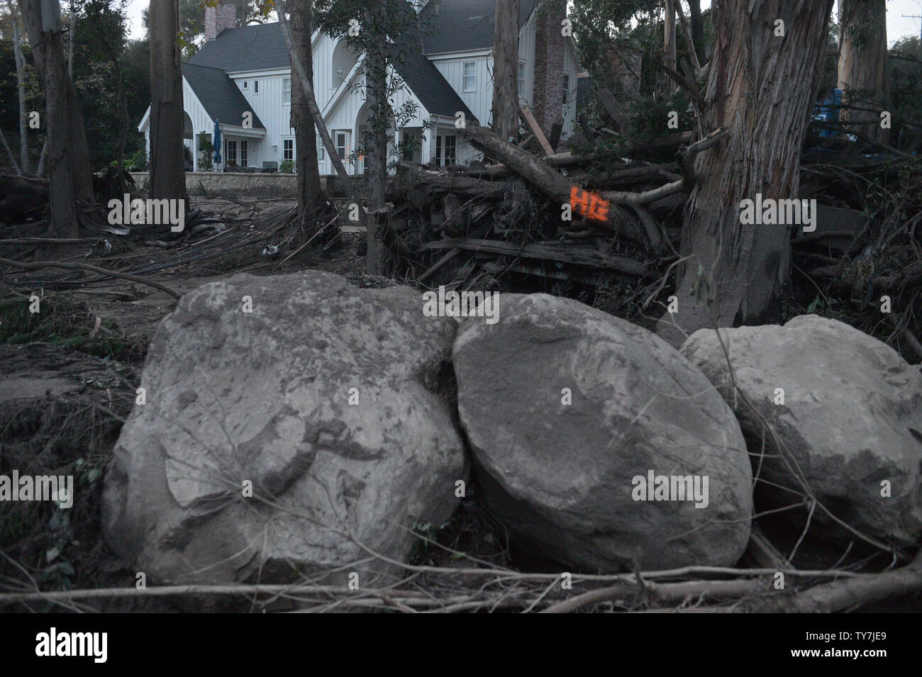 Grandi massi la linea Picay Creek nel quartiere devastato su East Valley Road a seguito di martedì scorso della tempesta di pioggia in Montecito, la California il 13 gennaio 2018. Il numero dei morti potrebbe salire come gli equipaggi per continuare la ricerca attraverso circa trenta miglia quadrate di fango e detriti in Santa Barbara e Ventura contee. Rapporti di quanti restano assenti hanno variato in numeri, con Santa Barbara County Sheriff Bill Brown giovedì dicendo 5 persone restano ancora mancante, aggiungendo il pedaggio potrebbe fluttuare significativamente. Foto di Jim Ruymen/UPI Foto Stock