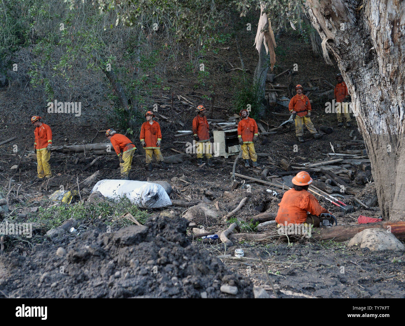 Detenuto il lavoro degli equipaggi rimuovere gli alberi e i residui a seguito di martedì scorso della tempesta di pioggia su East Valley Road a Montecito, la California il 13 gennaio 2018. Il numero dei morti potrebbe salire come gli equipaggi per continuare la ricerca attraverso circa trenta miglia quadrate di fango e detriti in Santa Barbara e Ventura contee. Rapporti di quanti restano assenti hanno variato in numeri, con Santa Barbara County Sheriff Bill Brown giovedì dicendo 5 persone restano ancora mancante, aggiungendo il pedaggio potrebbe fluttuare significativamente. Foto di Jim Ruymen/UPI Foto Stock