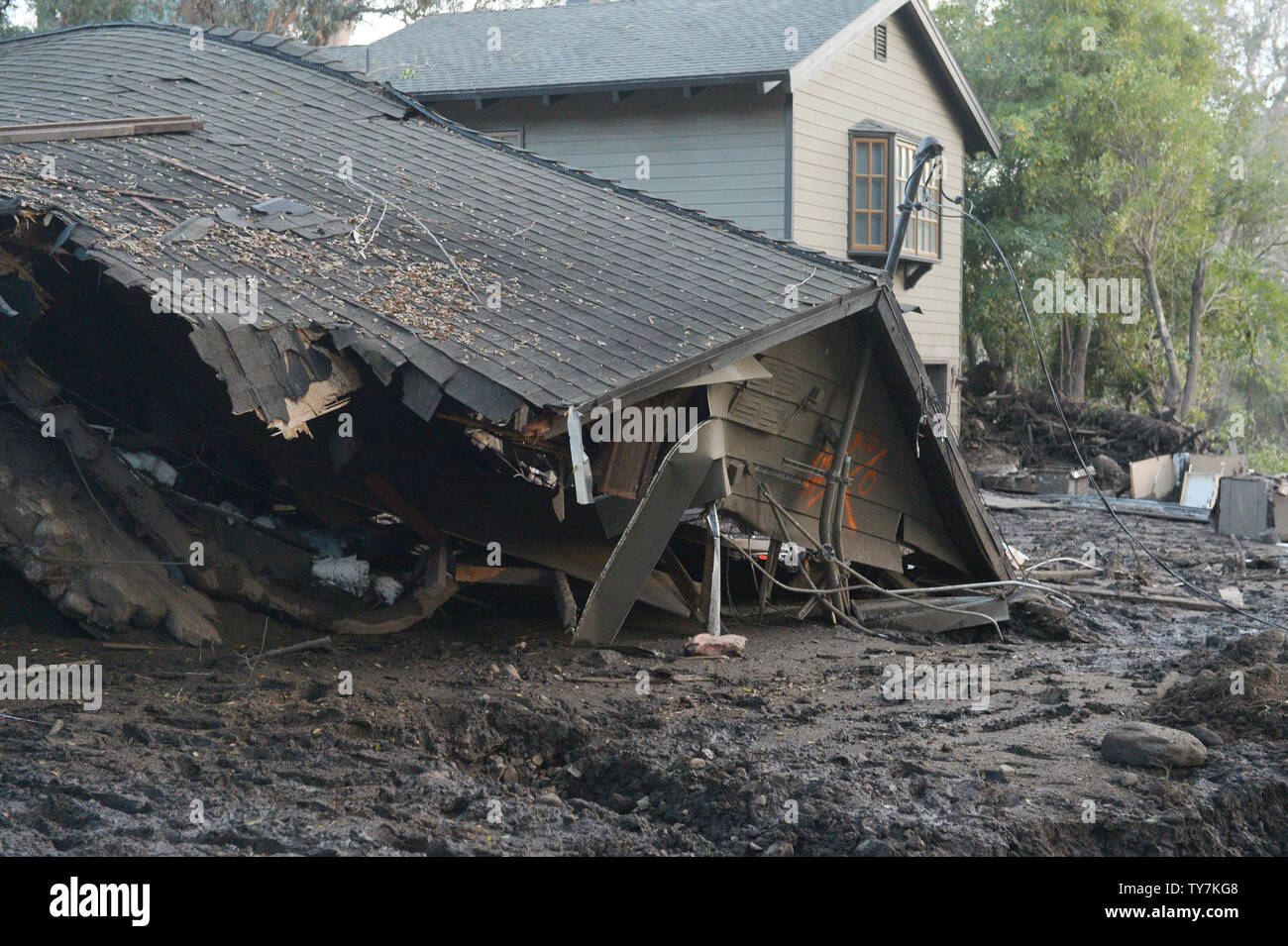 Una casa contrassegnati per la rimozione si trova abbandonato nella zona devastata su East Valley Road a seguito di martedì scorso della tempesta di pioggia in Montecito, la California il 13 gennaio 2018. Il numero dei morti potrebbe salire come gli equipaggi per continuare la ricerca attraverso circa trenta miglia quadrate di fango e detriti in Santa Barbara e Ventura contee. Rapporti di quanti restano assenti hanno variato in numeri, con Santa Barbara County Sheriff Bill Brown giovedì dicendo 5 persone restano ancora mancante, aggiungendo il pedaggio potrebbe fluttuare significativamente. Foto di Jim Ruymen/UPI Foto Stock