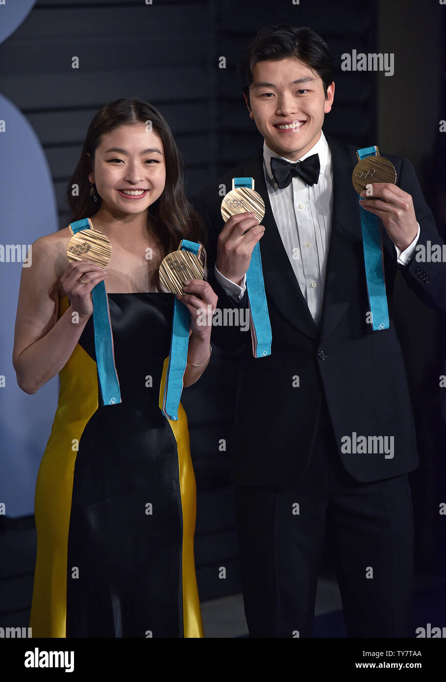 La figura pattinare fratelli Maia (L) e Alex Shibutani tenere le loro medaglie olimpiche come essi arrivano per il Vanity Fair Oscar Party presso il Wallis Annenberg Center for the Performing Arts di Beverly Hills, la California il 4 marzo 2018. Foto di Christine masticare/UPI Foto Stock