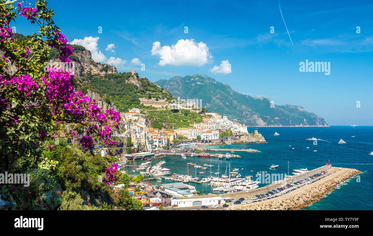 Paesaggio con Amalfi a costiera amalfitana, Italia Foto Stock