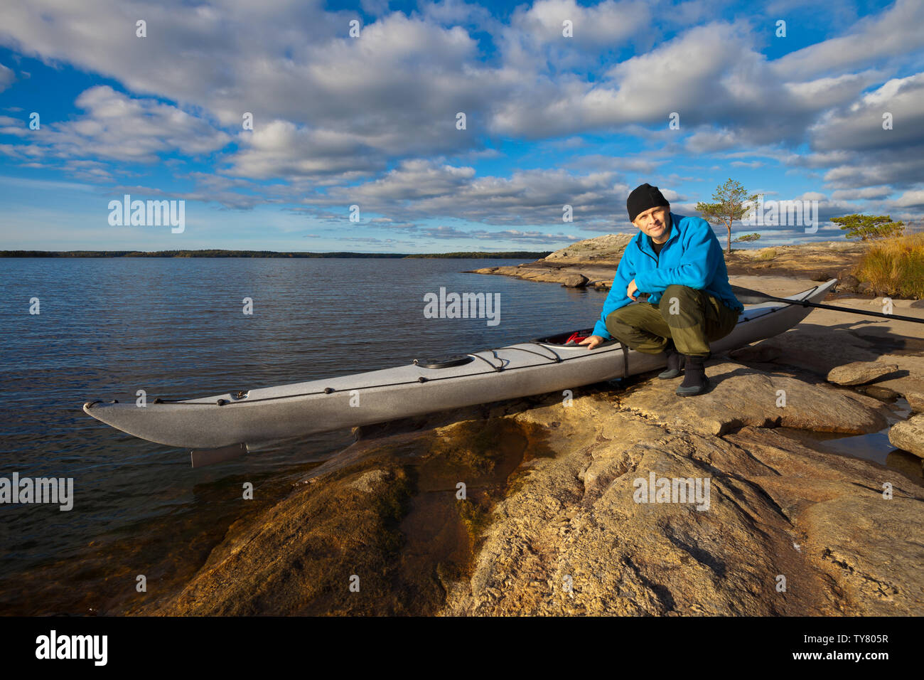 Fotografo Outdoor Øyvind Martinsen con il suo kayak nel lago Vansjø, Østfold, Norvegia. Vansjø è una parte dell'acqua sistema chiamato Morsavassdraget. Foto Stock