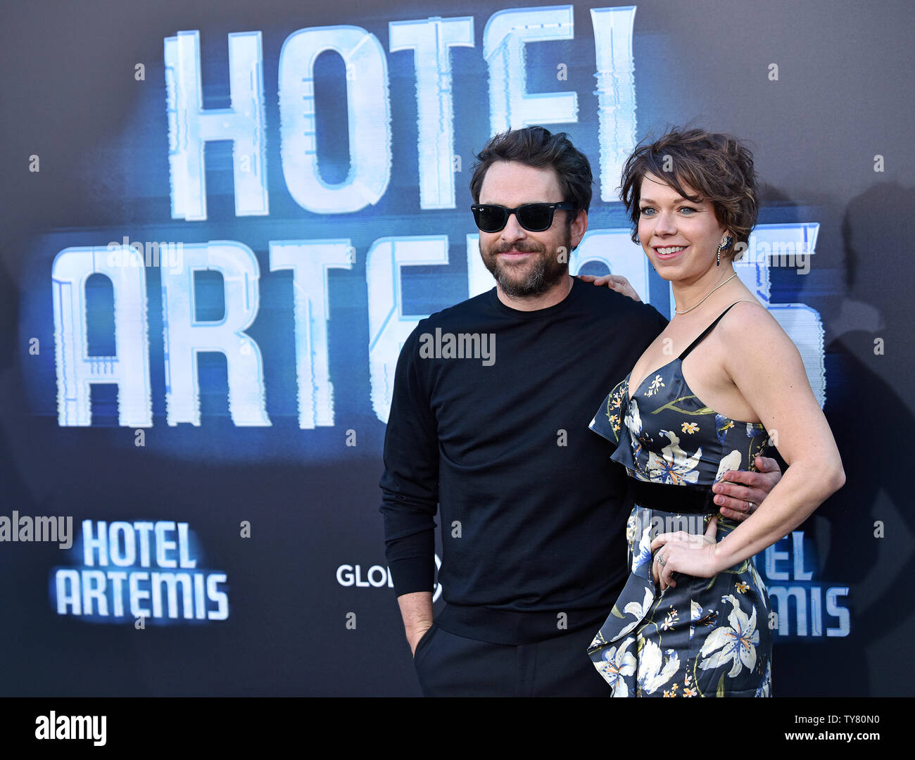 Charlie Day (L) e sua moglie Mary Elizabeth Ellis assistere alla premiere di 'Hotel Artemis" al Regency Bruin Theatre di Los Angeles, la California il 19 maggio 2018. Foto di Chris Chew/UPI Foto Stock