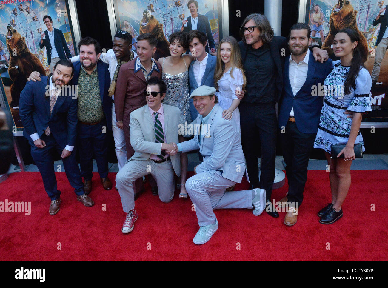 Johnny Knoxville (2nd-L) raccoglie con membri del cast durante la premiere del motion picture commedia "Punto d'azione' presso il Cinema ArcLight Cupola della sezione di Hollywood di Los Angeles il 31 maggio 2018. Il film racconta la storia di un temerario che progetta e gestisce il proprio parco a tema con i suoi amici. Foto di Jim Ruymen/UPI Foto Stock