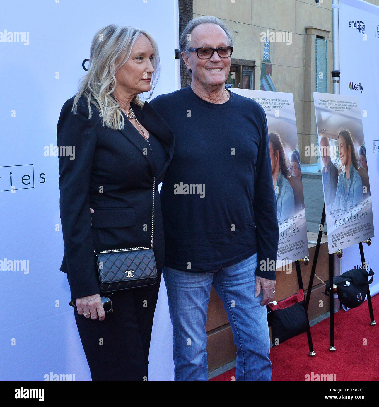 Membro del Cast Peter Fonda e sua moglie Margaret DeVogelaere assistere alla premiere di Motion Picture commedia drammatica "confini" presso il teatro egiziano nella sezione di Hollywood di Los Angeles il 19 giugno 2018. Il film racconta la storia di Laura e suo figlio Enrico, che sono costretti a guidare il suo estraniati care-free pot trattare padre attraverso il paese dopo che ha dato dei calci a fuori di ancora un altro casa di cura. Foto di Jim Ruymen/UPI Foto Stock