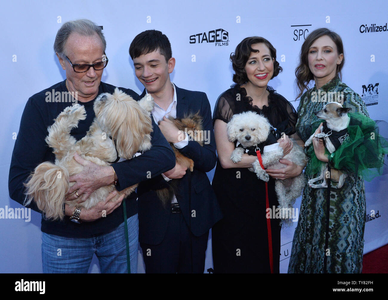 Membri del Cast Peter Fonda, Lewis MacDougall, Kristen Schaal e Vera Farmiga (L-R) partecipare alla premiere di Motion Picture commedia drammatica "confini" presso il teatro egiziano nella sezione di Hollywood di Los Angeles il 19 giugno 2018. Il film racconta la storia di Laura e suo figlio Enrico, che sono costretti a guidare il suo estraniati care-free pot trattare padre attraverso il paese dopo che ha dato dei calci a fuori di ancora un altro casa di cura. Foto di Jim Ruymen/UPI Foto Stock