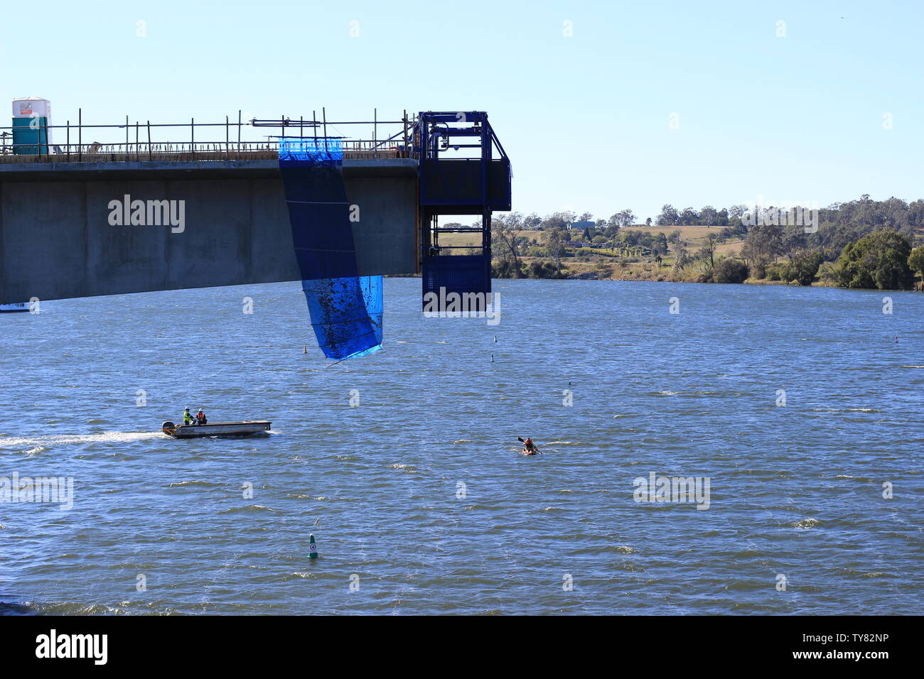 Macchine di grandi dimensioni che lavorano alla costruzione di un nuovo ponte Grafton con gru Foto Stock