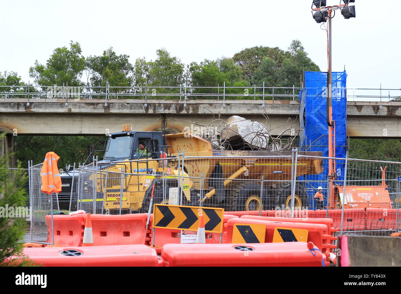 Macchine di grandi dimensioni che lavorano alla costruzione di un nuovo ponte Grafton con gru Foto Stock