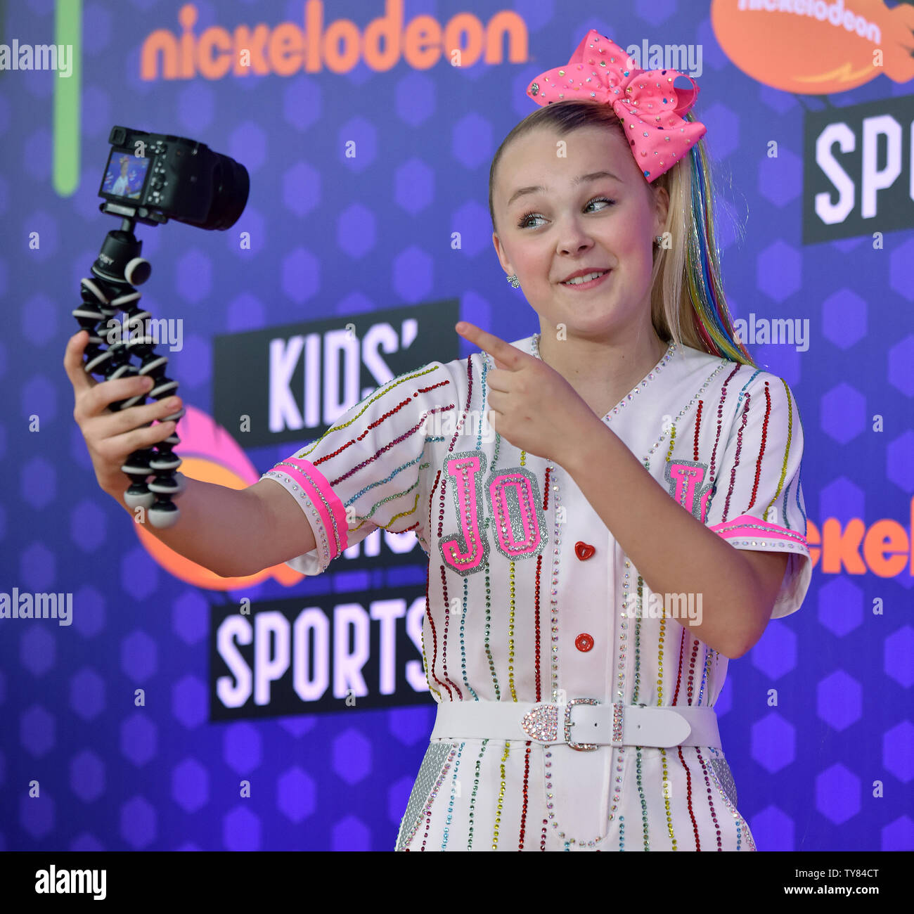 Cantante, ballerina, attore e personalità di YouTube JoJo Siwa assiste  Nickelodeon's Kids' scelta Sports Awards 2018 a Barker Hangar di Santa  Monica, in California, il 19 luglio 2018. Foto di Chris Chew/UPI