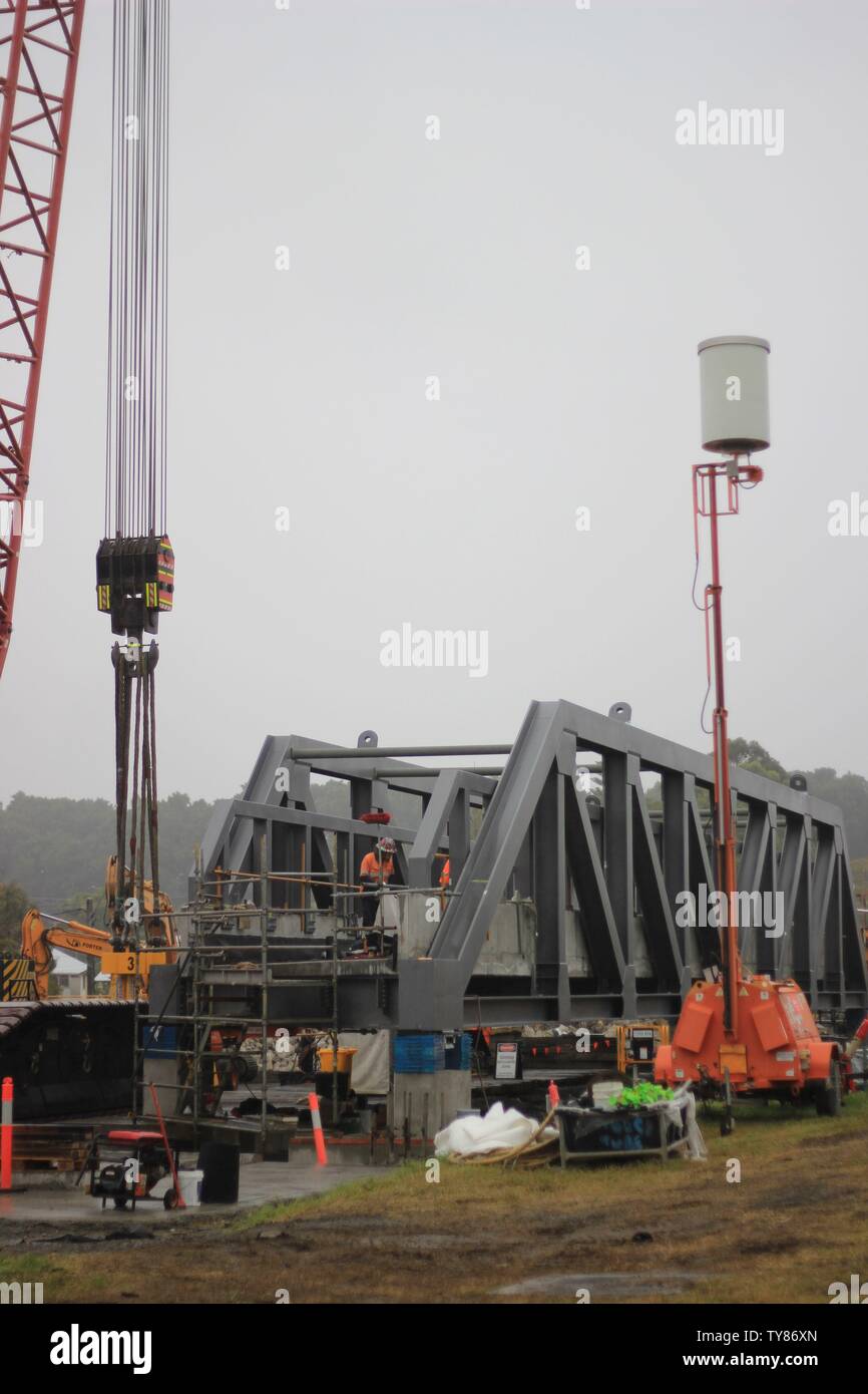 Macchine di grandi dimensioni che lavorano alla costruzione di un nuovo ponte Grafton con gru Foto Stock